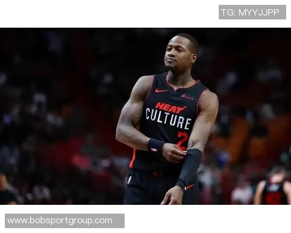 罗齐尔出庭时手铐脚镣加身穿着黄蜂队连帽衫引发关注